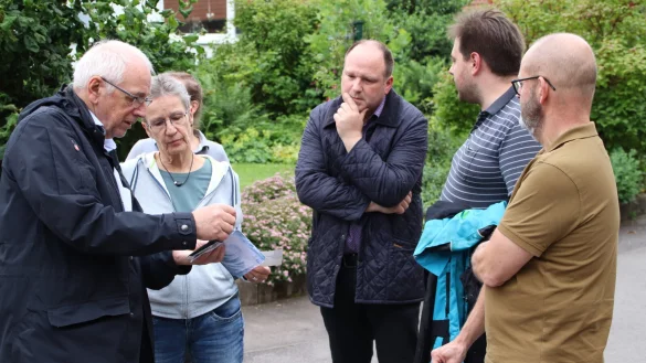 Bürgermeister Christoph Dolle (Mitte) und der Fachbereichsleiter für Bauen und Stadtentwicklung, Detlef Wehrmann (rechts), im Gespräch mit Ortsvorsteher Ernst-Wilhelm Beckmeier (links) und Vertretern der Dorfgemeinschaft Höntrup. - © rw-system