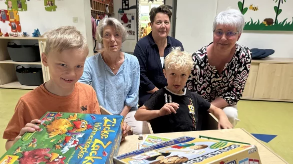 Noah und Noah (vorne) freuen sich ebenso auf die geplanten Spiele-Nachmittage wie Monika H&ouml;lscher (AWO), Heike Zarges (Kita Billinghausen) und Katja H&uuml;bner-Matern (Kita M&uuml;ssen, dahinter von links). - &copy; Sandra Castrup