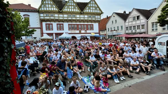 Blomberg Marketing ist froh, dass die Organisation des Public Viewing am Samstagabend noch gelang. Der Marktplatz war gerammelt voll. - &copy; Marianne Schwarzer