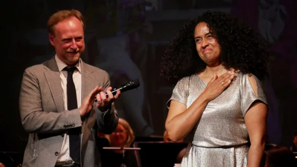 Sichtlich ger&uuml;hrt ist Intendant Georg Heckel mit seiner Frau Adr&eacute;ana Kraschewski. - &copy; Thomas Kr&uuml;gler