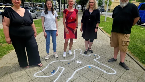 Das Team der Drogenberatung hat skizzenhaft Drogentote aus Lippe auf der Sinalco-Allee eingezeichnet. Leiterin Saskia van Oosterum (von links), Celine Vogt, Silvia Bossemeyer, Sabine Winkenjohann und Ian Modest wollen das Thema ins Bewusstsein holen. - &copy; Janet K&ouml;nig