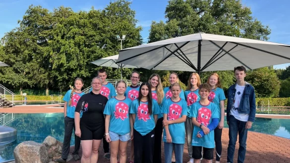 Die Helferinnen und Helfer freuen sich &uuml;ber die gelungene Aktion "Bad Salzuflen lernt schwimmen". - &copy; Stadt Bad Salzuflen