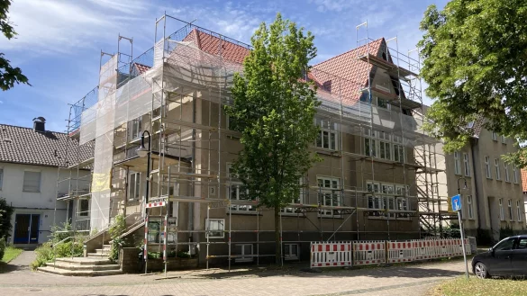 Auch die evangelisch-reformierte Kirchengemeinde Horn profitiert von der Sanierungssatzung: Hier wird das Dach neu gedeckt. - © Cordula Gröne