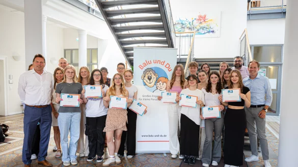 Gro&szlig;e Freude im Rathaus: 13 stolze Balus mit ihren Zertifikaten umrahmt von B&uuml;rgermeister Frank Hilker (vorne links) sowie den Projektverantwortlichen Natali Sudermann, Daniela Celiker, Maik Huebner und Kay Sandmann-Puzberg (alle B&uuml;rgerstiftung), Lehrer Karsten Bleumer (Leopoldinum) und den Sponsorenvertretern Alexandra L&ouml;hr (Forum Lippe), Fayhat Aslan und Peri Pia Ata (Charity Cup 2024). - &copy; Torben Gocke