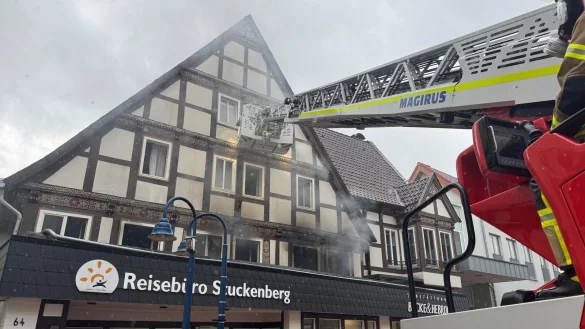 Im Obergeschoss dieses Hauses in der Langen Stra&szlig;e in Lage hat es in einem Zimmer gebrannt. - &copy; Freitag TV