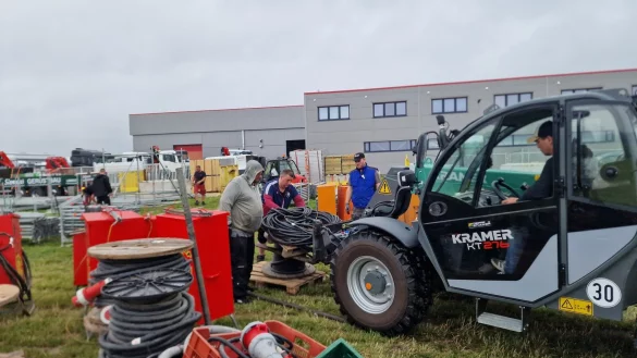 W&auml;hrend Michael Nolting im Radlader die schweren Kabeltrommeln &uuml;ber das Gel&auml;nde f&auml;hrt, helfen Michael Teuber (von links), Jens Bolte und Marcel Schulze beim Aufladen. - &copy; Nadine Uphoff