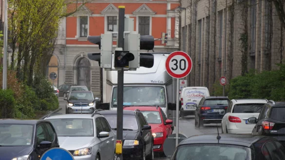 Tempo 30 wechselt vielfach mit Tempo 50 ab. Nach einer neuen Gesetzgebung wird die Stadt das &auml;ndern k&ouml;nnen. - &copy; Jost Wolf