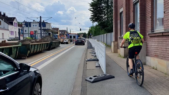 Pl&ouml;tzlich auf halber Strecke tauchen sie auf - haufenweise rotwei&szlig;e Baken. Sie stehen auf dem Gehweg herum, der f&uuml;r Radler freigegeben ist. Warum, das erschlie&szlig;t sich nicht. Sie machen alles vor allem extrem eng. - &copy; Kurt Ehmke