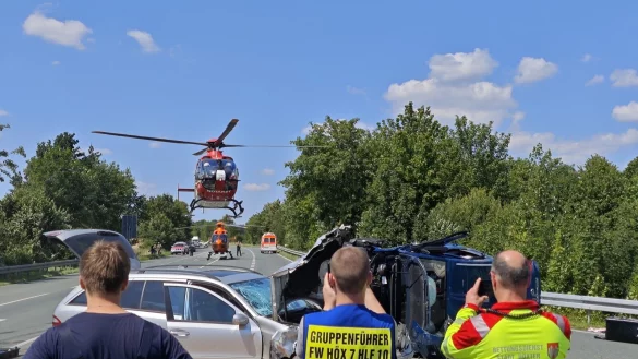 Bei einem schweren Unfall auf der B239 bei H&ouml;xter wurde eine 57-J&auml;hrige m&ouml;glicherweise lebensgef&auml;hrlich verletzt. Ein Rettungshubschrauber bringt sie in eine Klinik. - &copy; Svenja Ludwig