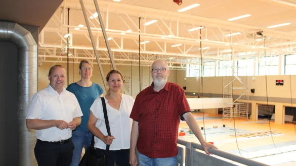 Bürgermeister Mario Hecker (von links), Henrike Sieker (Fachbereich Planen und Bauen), Bauamtsleiterin Ewa Hermann und Architekt Andreas Deppe informieren über den aktuellen Stand der Arbeiten. - © Lorraine Brinkmann