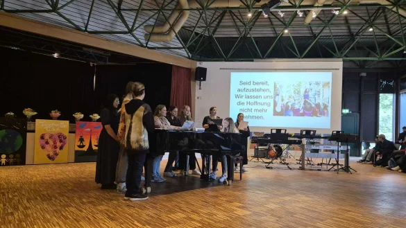 Am Ende der Projektwoche trugen die Sch&uuml;ler ihre Ergebnisse vor. - &copy; Geschwister-Scholl-Gesamtschule