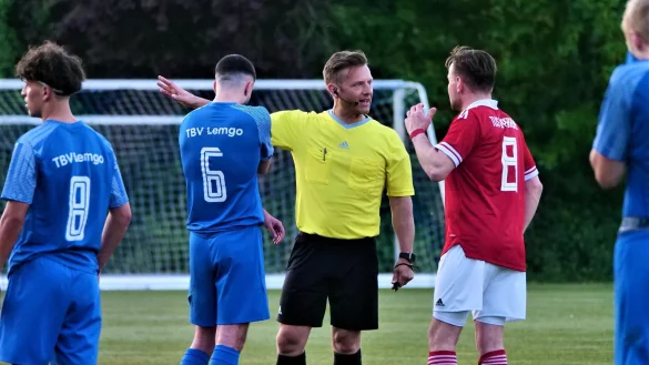 So nah, wie im Lemgoer Kreispokalfinale, d&uuml;rfen sich k&uuml;nftig nur noch die Mannschaftskapit&auml;ne Waldemar Stor und seine Schiedsrichterkollegen n&auml;hern. F&uuml;r alle anderen gilt ein Mindestabstand von vier Metern. - &copy; J&ouml;rg Hagemann
