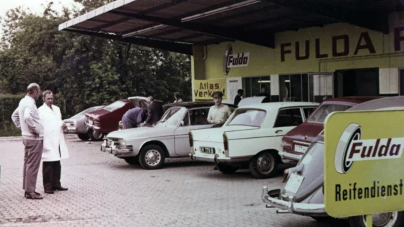 Ein Bild aus der Familiensammlung: Bernhard Gropengie&szlig;er (von links), Gro&szlig;vater vom heutigen Inhaber Oliver Schmaske, mit einem Au&szlig;endienstler am alten Standort in der Detmolder Arminstra&szlig;e 66. - &copy; Reifen Reese