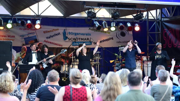 Bereits im vergangenen Jahr rockten „Soul Inside“ aus Bielefeld die Bühne im Schlosspark Schötmar. - © Nicole Ellerbrake