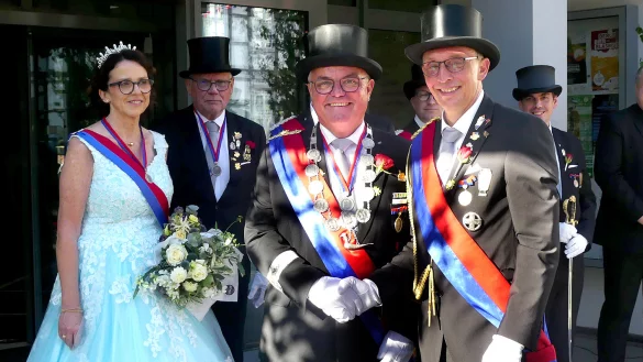 Brudermeister Michael R&uuml;senberg (rechts) gratuliert Dietrich G&uuml;nnewich zur K&ouml;nigsw&uuml;rde. - &copy; Rudi Rudolph