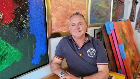 Antonio Ugia in seinem Atelier in der Echternstra&szlig;e. Der Lemgoer engagiert sich sehr stark ehrenamtlich wobei ihm auch seine Kunst immer wieder hilft. - &copy; Freya K&ouml;hring