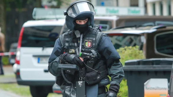 Ein SEK-Beamter der Polizei NRW. Einer der Beschuldigten soll nach der Waffe einer solchen Einsatzkraft gegriffen haben. (Symbolbild) - &copy; Andreas Zobe
