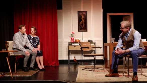 Welche Rolle spielt Claude (Torge Hoffmann, links) im Liebesdreieck zwischen Maxime (Frank Wiemann) und seiner Gattin Jeanne (Kathrin Wolters)? Diese Frage bleibt bei dem Stück "Illusionen einer Ehe", das in der 28. Spielzeit wieder aufgenommen wird lange offen. - © Lorraine Brinkmann