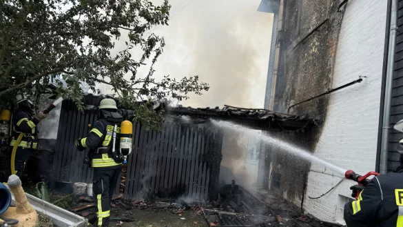 Das Feuer war vom hölzernen Carport auf das Wohnhaus übergesprungen. - © Freiwillige Feuerwehr Blomberg