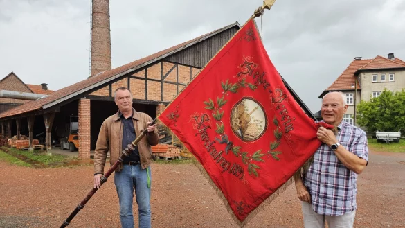 Museumsleiter Willi Kulke freut sich, dass Willi Jungblut die Fahne des Zieglervereins Schwelentrup f&uuml;r die Sammlung zur Verf&uuml;gung gestellt hat. Dazu geh&ouml;ren Fotos und Berichte, die die Geschichte der Ziegler eindrucksvoll dokumentieren. - &copy; Astrid Sewing