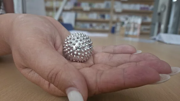 Der "Stressigel" ist ein Hilfsmittel, mit dem sich die 33-J&auml;hrige versucht, wieder zur&uuml;ckzuholen, wenn ihre Gedanken sie &uuml;bermannen. - &copy; Janet K&ouml;nig