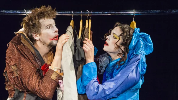 Im St&uuml;ck Einfach weggeh&auml;ngt erz&auml;hlt das NiM&uacute; Theaters vom "Leben" der Kleidungsst&uuml;cke einer Opernhaus-Garderobe. - &copy; Roger Rossel