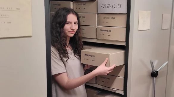 Lea Maritschnigg absolviert ein Freiwilliges Soziales Jahr im Stadtarchiv. Mit ihrem Escape-Room-Projekt "Escape the Archive" m&ouml;chte sie Kindern auf spielerische Weise die Arbeit und die Sch&auml;tze im Archiv n&auml;herbringen. - &copy; Katrin Kantelberg