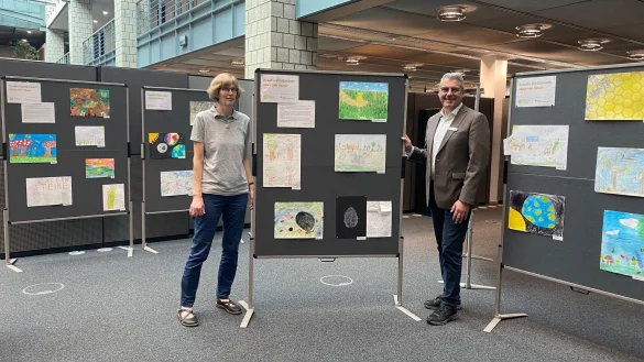 Heike Hermann (Naturpark Teutoburger Wald/Eggegebirge) und Franz-Gerd Br&ouml;kel (Sparkasse Paderborn-Detmold-H&ouml;xter) in der Ausstellung. - &copy; Sparkasse Paderborn-Detmold-H&ouml;xter