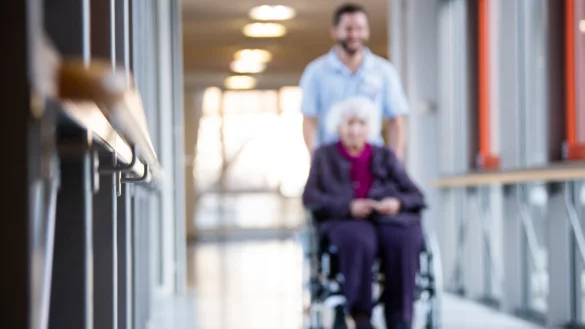 Die Versorgung in einem Pflegeheim verursacht f&uuml;r Betroffene sehr hohe Kosten. In NRW m&uuml;ssen Pflegebed&uuml;rftige im Durchschnitt 3.200 Euro pro Monat aus eigener Tasche finanzieren. - &copy; picture alliance/dpa