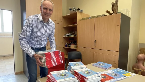 Auch Schulb&uuml;cher schleppen geh&ouml;rt zum Job von Stefan Fromme, Leiter der Grundschule Hiddesen. Der Rektor ist ver&auml;rgert, dass der Schulbuch-Auftrag der Stadt in diesem Jahr nicht an Detmolder Buchhandlungen gegangen ist. - &copy; Silke Buhrmester