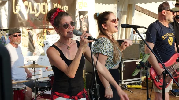 Marta Hornik (links) und Paulina Hornung standen am Samstag auf der B&uuml;hne bei "Musik an der Mauer" in Horn. - &copy; Axel B&uuml;rger