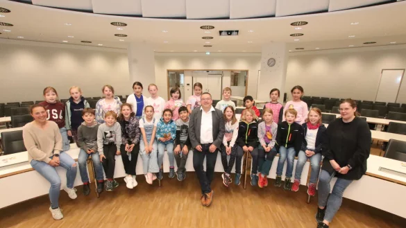 Landrat Dr. Axel Lehmann (Mitte) freut sich &uuml;ber den Besuch der Kinder aus der Klasse 3c vom Bildungshaus Weerthschule. - &copy; Kreis Lippe