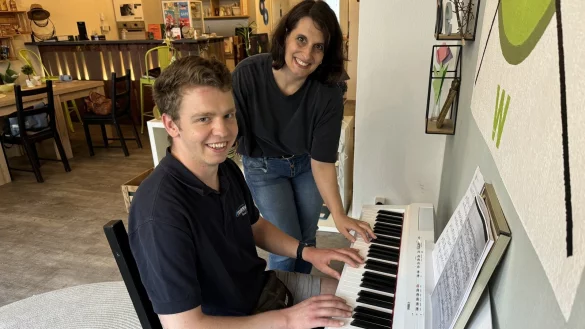 Kiwi-Leiterin Anne Cheremukhin freut sich &uuml;ber das neue E-Piano, das Besucher Sebastian direkt ausprobiert. - &copy; Sandra Castrup