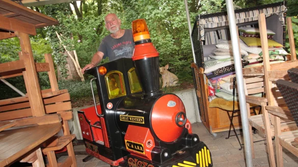 Diese kleine Lok sollte eigentlich w&auml;hrend der Sommerferien als Spa&szlig; f&uuml;r die Kinder an kleinem Caf&eacute; von Alfred Maciejewski ihre Runden drehen. Laut Kreisverwaltung darf er das aber nicht. - &copy; Uwe M&uuml;ller