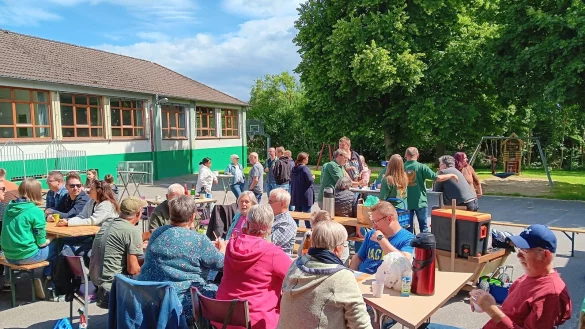 In gem&uuml;tlicher Runde sa&szlig;en die Teilnehmer zusammen. - &copy; Heike Rachny-Heinicke