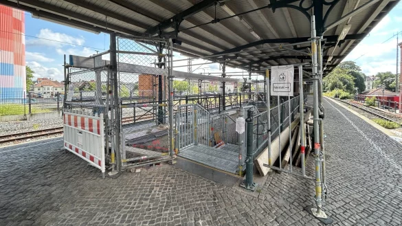 Am Bahnhof Detmold geh&ouml;rt die Baustelle zum Bild - dort wird die Treppe saniert. - &copy; Alexandra Schaller