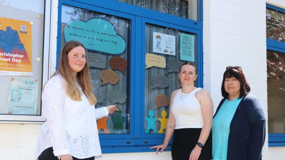 Die Auszubildenden Taimie Gromann (v. l.) und Marion Stachnowski sind sich mit ihren Forderungen weitgehend einig mit Claudia M&auml;rzke, Leiterin des Familienzentrums Regenbogen Kinderland. - &copy; Knut Dinter