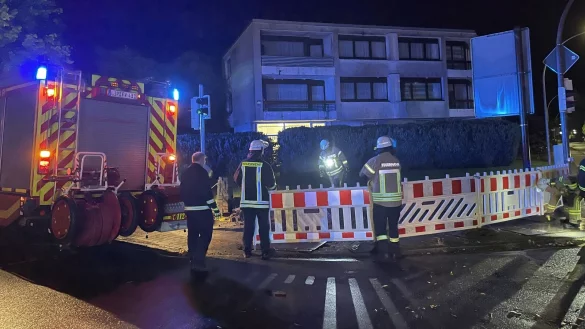 Der L&ouml;schzug Sch&ouml;tmar/Werl-Aspe der Freiwilligen Feuerwehr Bad Salzuflen ist an der Heldmanstra&szlig;e im Einsatz. Hier hat der kurze Starkregen vom Sonntagabend Teile einer Baustelle unterspult. - &copy; Daniel Hobein / Feuerwehr Bad Salzuflen