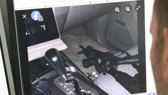 Dieses Bild mit einem Pr&auml;zisionsgewehr im Auto hat der Syrer 2022 auf Facebook hochgeladen. - &copy; Oliver Pl&ouml;ger