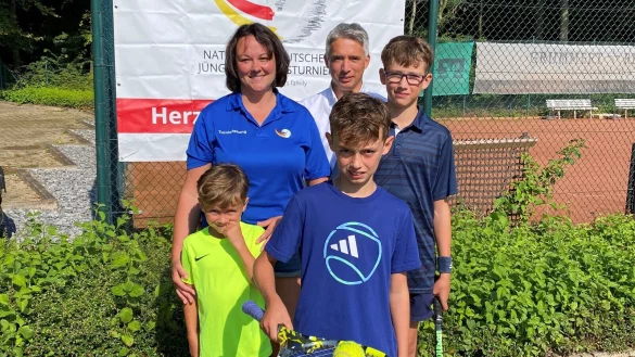 Niklas Rehberg (vorne) mit seiner Familie, (von links) Bruder Jannis, Mama Janina, Papa Sebastian und Bruder Lukas. - &copy; Sebastian Lucas