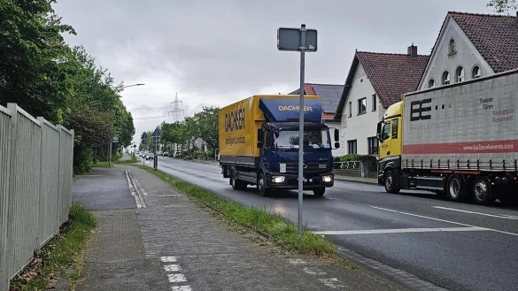 Viel Verkehr flie&szlig;t &uuml;ber die Bundesstra&szlig;e B 239 nach Lage oder in die Gegenrichtung nach Detmold. Das hat Spuren hinterlassen, die Fahrbahn wird deshalb vom Marktkauf-Kreisel bis zur S&uuml;lterheide in 5 Bauabschnitten saniert. Die Umleitung soll &uuml;ber den Kohlpott f&uuml;hren, aber steht schon Umleitungsverkehr aus Detmold zeitweise im Stau. - &copy; Astrid Sewing