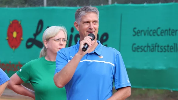 Turnierdirektor Andreas Suermann begr&uuml;&szlig;t die Teilnehmerinnen und Zuschauer in Hiddesen, daneben Doris Kulow vom TC Gr&uuml;n-Wei&szlig;. - &copy; Sebastian Lucas