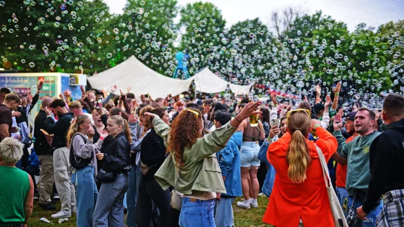 Die Seifenblasen geben dem "Bubble Beats"-Festival ein besonderes Flair. - &copy; Nicole Ellerbrake