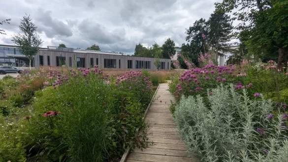 Das B&uuml;rgerbegegnungszentrum mit seinem Klimapark am Schulzentrum Hohenhausen ist im September Schauplatz einer Informationsveranstaltung zu klimafreundlicher W&auml;rmeversorgung. - &copy; Gemeinde Kalletal