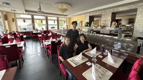 Jie Lui mit Ehefrau Yinchai Jiang und Sohn Wanjing Lui im Gastraum des chinesischen Restaurants "Haodu" in Heiligenkirchen. - © Alexandra Schaller