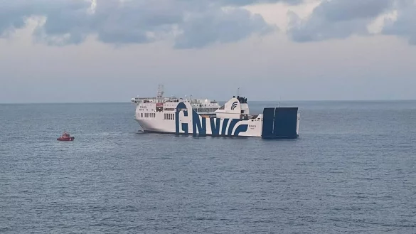 Eigentlich dauert die &Uuml;berfahrt vom spanischen Festland nach Mallorca nur gut sieben Stunden. Die Passagiere der in Brand geratenen F&auml;hre Tenacia aber waren 24 Stunden unterwegs. Und kamen trotzdem nicht an. - &copy; Salvamento Maritimo Espa&ntilde;a/dpa