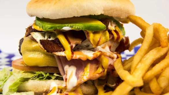 Fett- und Kohlehydratreiches vermittelt fatalerweise das Gef&uuml;hl, sich damit zu belohnen. Doch damit kann ein Teufelkreis beginnen. - &copy; Foto: Pixabay