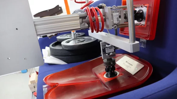 So sieht der Test-Hintern aus. 100.000-mal setzt dieser sich im Laufe des Belastungstests hin. Immer mit der gleichen Kraft. - &copy; Judith Gladow