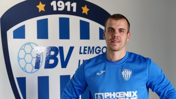 Der Herr der Zahlen beim TBV Lemgo Lippe: Alexander David vor dem TBV-Wappen am Spielereingang der Phoenix-Contact-Arena. - &copy; J&ouml;rg Hagemann