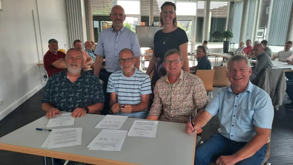 Christoph Bebermeier (Freibadverein La&szlig;bruch, von links), Fachbereichsleiter Marco Wallenstein, Stefan Dubbert (Freibad B&ouml;singfeld-Asmissen), Ausschussvorsitzende Nadine Hellmuth, Ingo Milewski (stellvertretender Ausschussvorsitzender und 2. Vorsitzender Freibad B&ouml;singfeld/Asmissen) und B&uuml;rgermeister Frank Meier bei der Vertragsunterzeichnung. - &copy; Lorraine Brinkmann